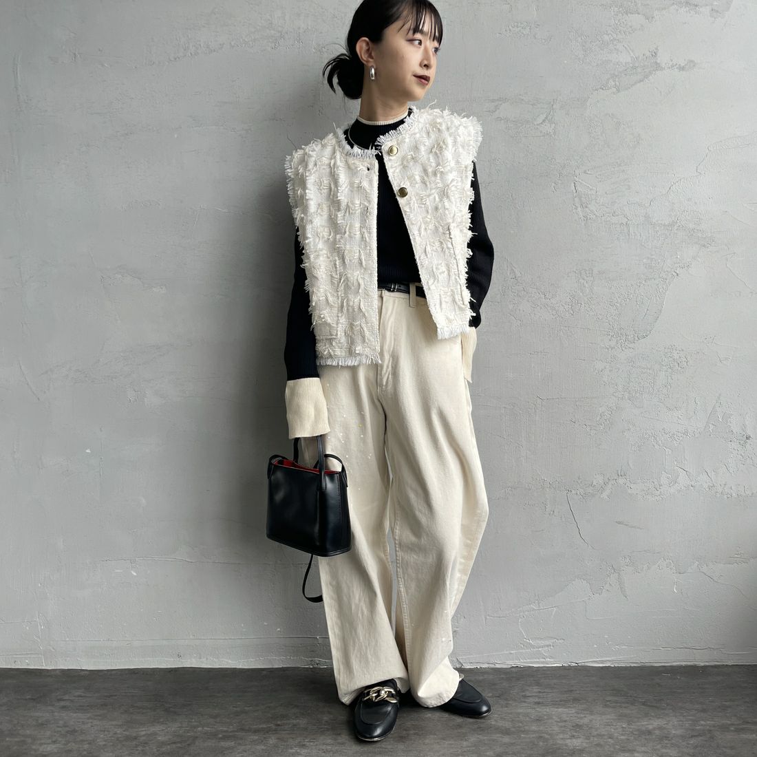 nenom [ネノム] フェザーチュール ショートベスト [NE25132012] 02 OFF &&モデル身長：150cm 着用サイズ：F&&
