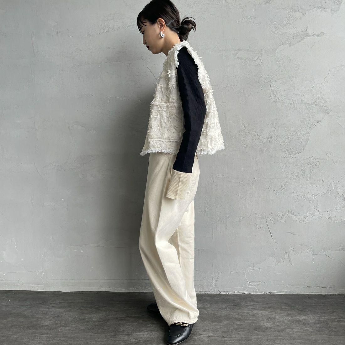 nenom [ネノム] フェザーチュール ショートベスト [NE25132012] 02 OFF &&モデル身長：150cm 着用サイズ：F&&