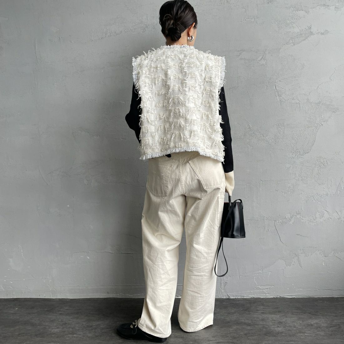 nenom [ネノム] フェザーチュール ショートベスト [NE25132012] 02 OFF &&モデル身長：150cm 着用サイズ：F&&