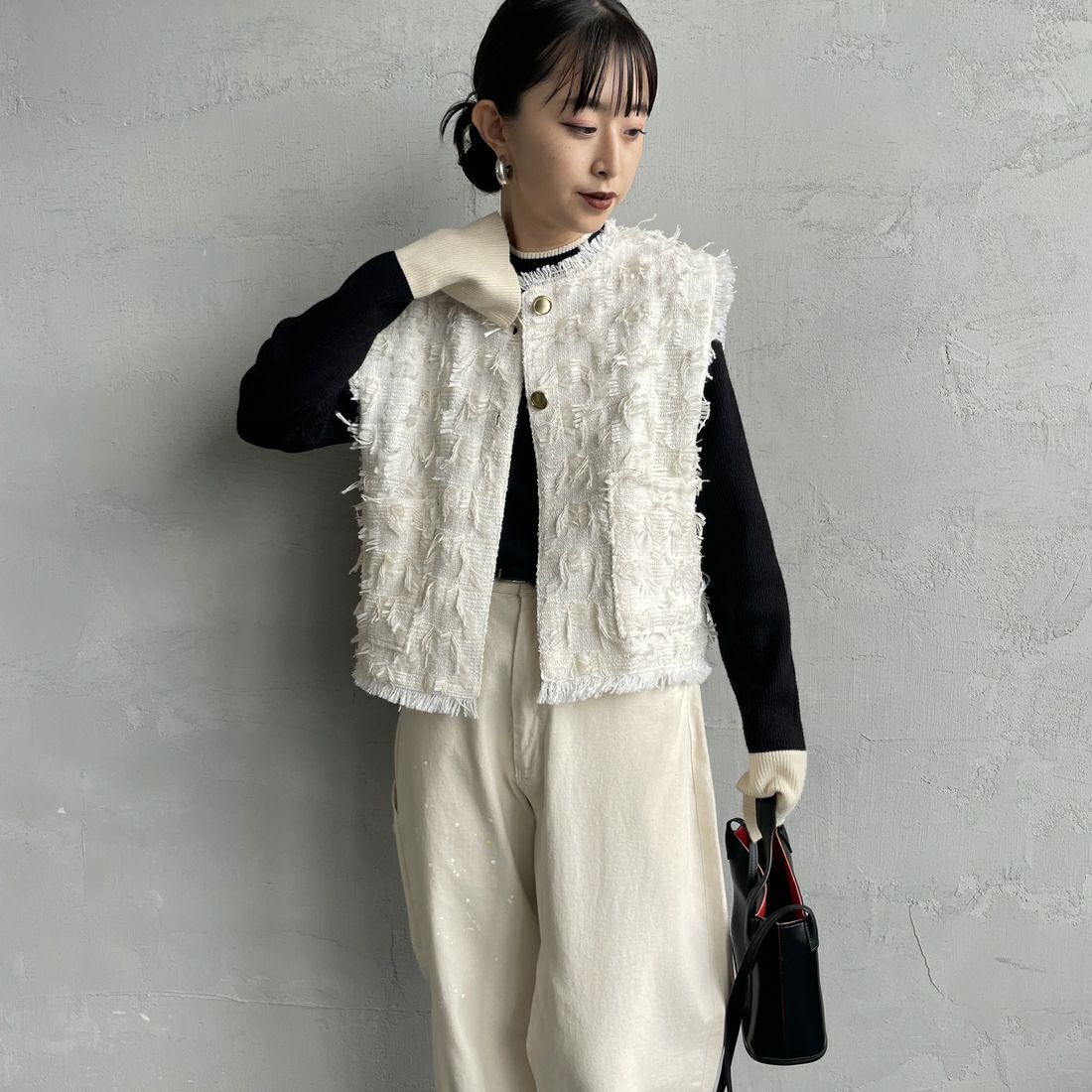 nenom [ネノム] フェザーチュール ショートベスト [NE25132012] 02 OFF &&モデル身長：150cm 着用サイズ：F&&
