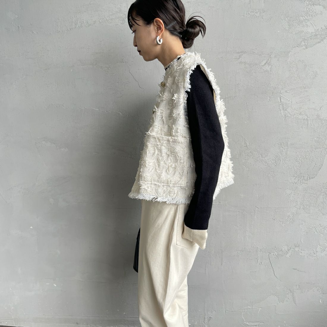 nenom [ネノム] フェザーチュール ショートベスト [NE25132012] 02 OFF &&モデル身長：150cm 着用サイズ：F&&
