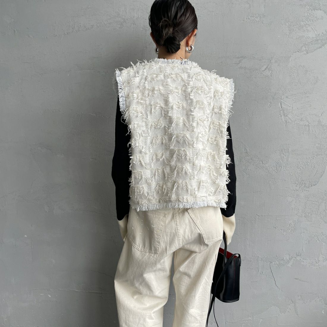 nenom [ネノム] フェザーチュール ショートベスト [NE25132012] 02 OFF &&モデル身長：150cm 着用サイズ：F&&