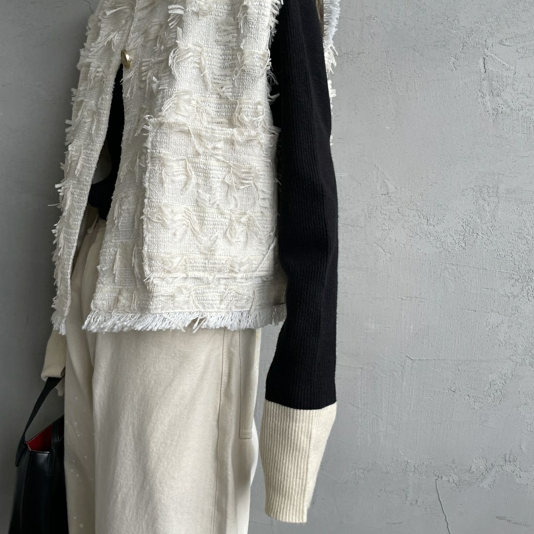nenom [ネノム] フェザーチュール ショートベスト [NE25132012] 02 OFF &&モデル身長：150cm 着用サイズ：F&&