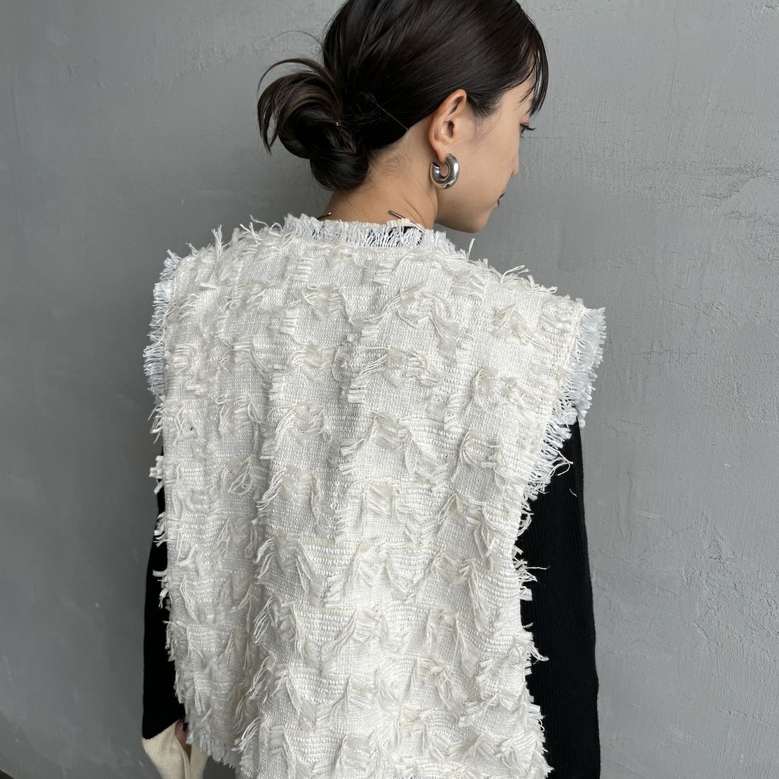 nenom [ネノム] フェザーチュール ショートベスト [NE25132012] 02 OFF &&モデル身長：150cm 着用サイズ：F&&