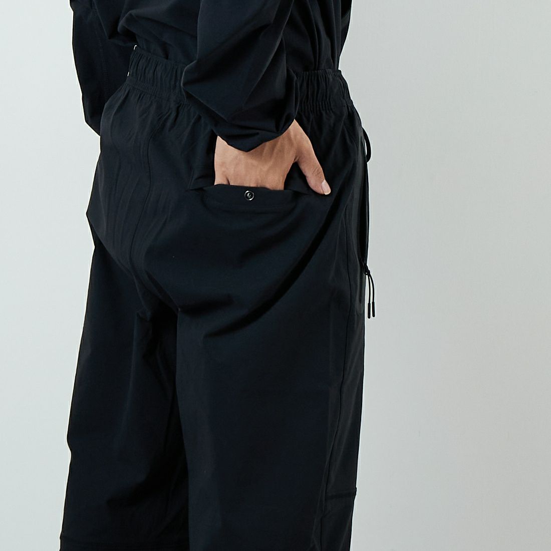 NIKE [ナイキ] テックウーブンパンツ [HM8242] 010 ﾌﾞﾗｯｸ &&モデル身長：179cm 着用サイズ：L&&