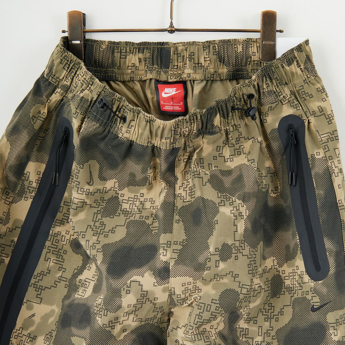 NIKE [ナイキ] Dri-FIT ウーブンカモ柄ルーズフィットパンツ [HV0973] 210 NEUTRA