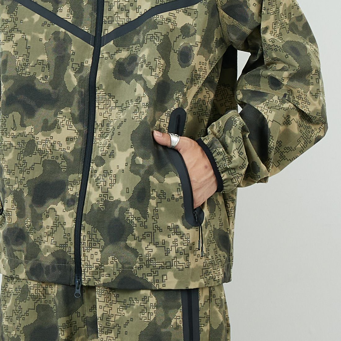 NIKE [ナイキ] Dri-FIT ウィンドランナー ウーブンカモ柄ジャケット [HV0980] 210 NEUTRA &&モデル身長：179cm 着用サイズ：M&&