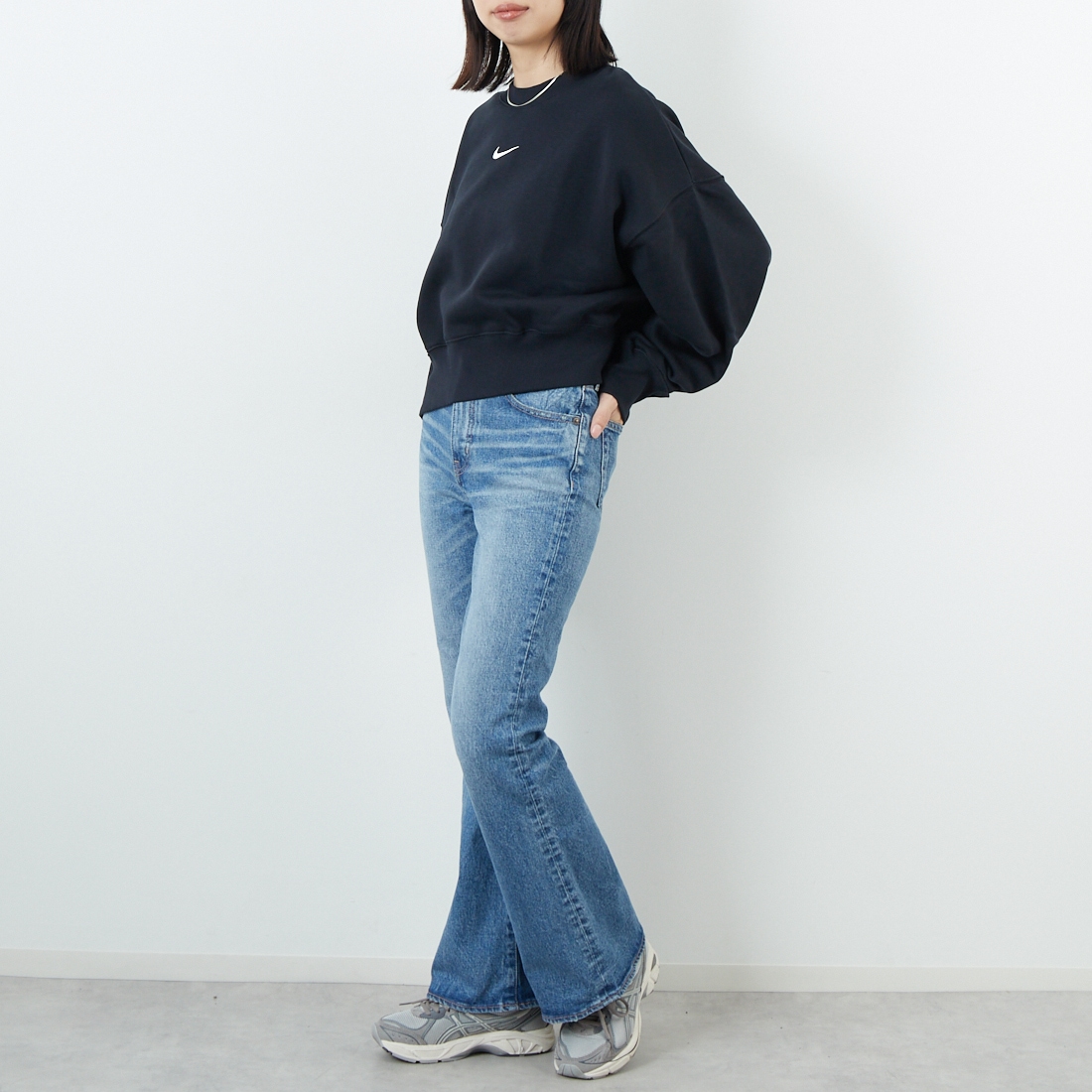 NIKE [ナイキ] オーバーサイズ クルーネックスウェット [DQ5762] 010 ﾌﾞﾗｯｸ &&モデル身長：162cm 着用サイズ：M&&