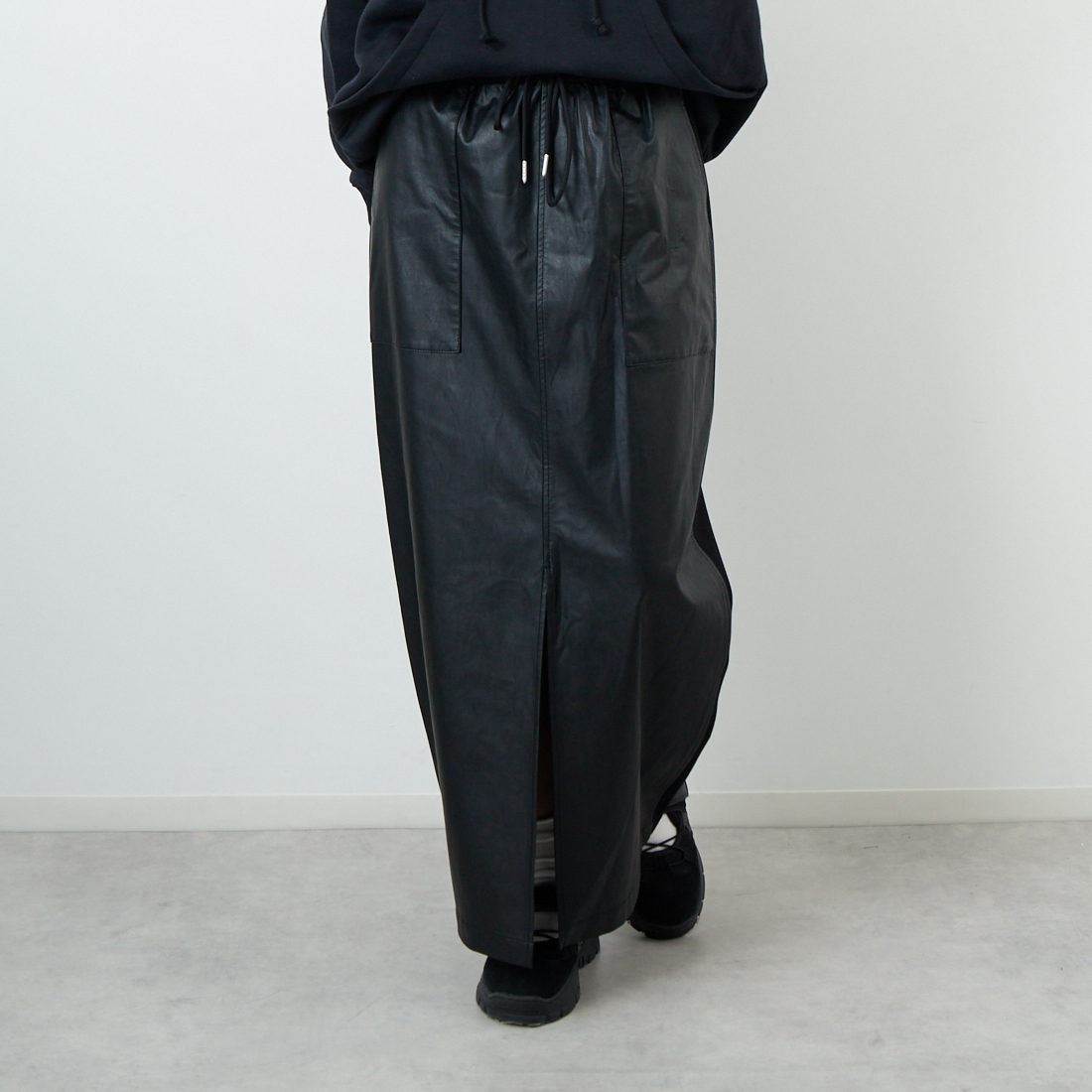 CHIGNON [シニヨン] フェイクレザーベイカースカート [2754-003KK] BLACK &&モデル身長：162cm 着用サイズ：F&&
