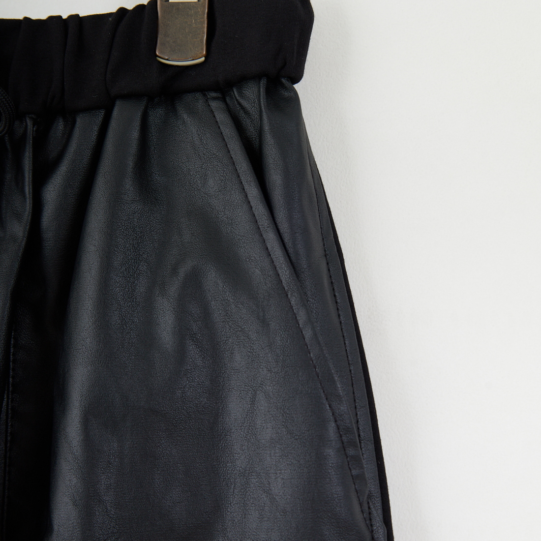 CHIGNON [シニヨン] フェイクレザーベイカースカート [2754-003KK] BLACK &&モデル身長：162cm 着用サイズ：F&&
