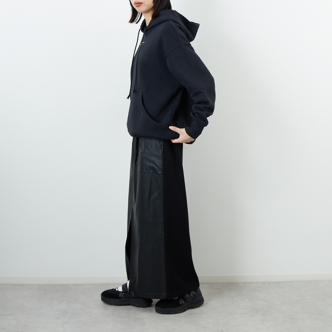 CHIGNON [シニヨン] フェイクレザーベイカースカート [2754-003KK] BLACK &&モデル身長：162cm 着用サイズ：F&&