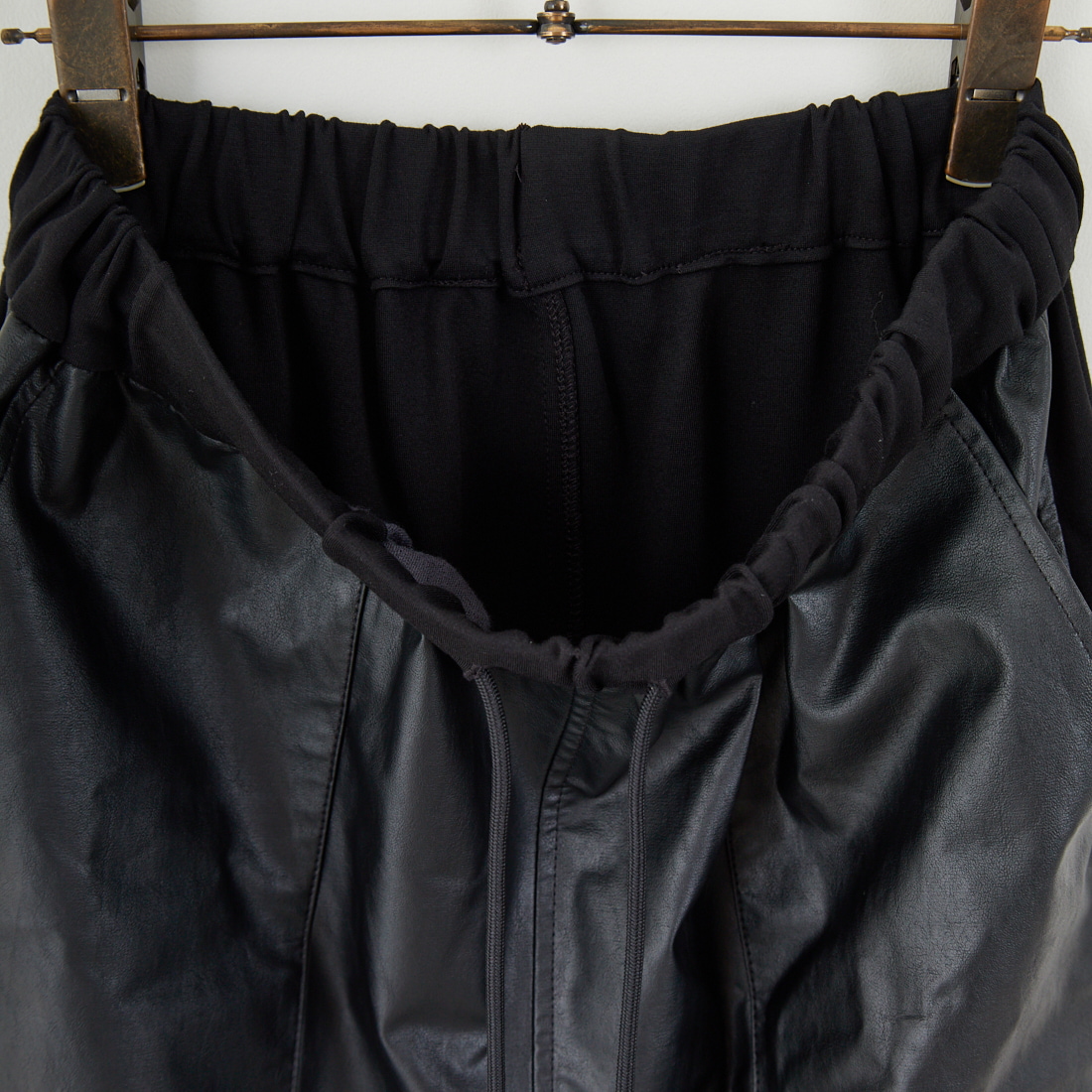 CHIGNON [シニヨン] フェイクレザーベイカースカート [2754-003KK] BLACK
