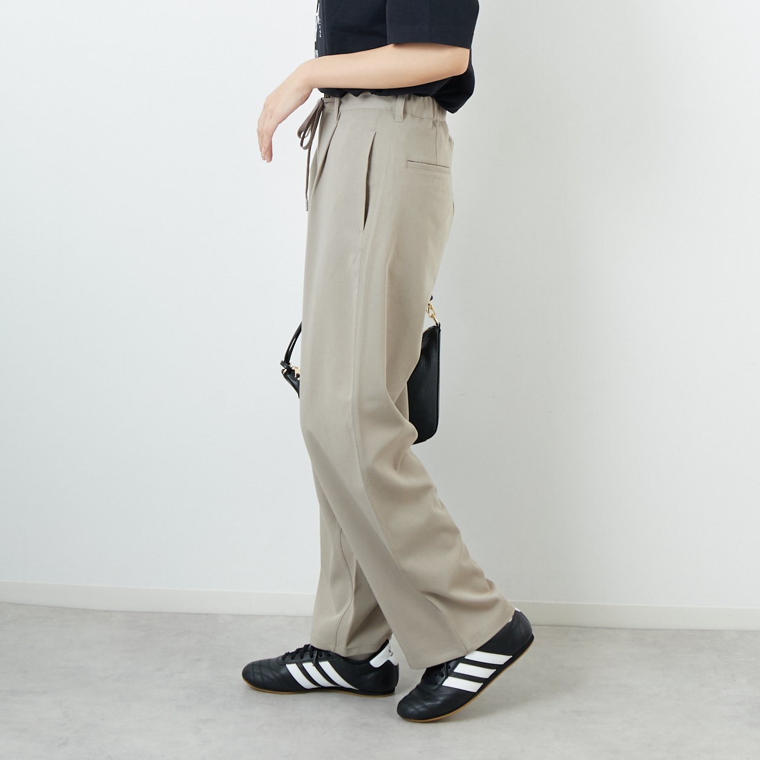 Noir Fabrik [ヌワールファブリック] ウエストドロー付カーブイージーパンツ [IN17-PT-5] KHK BEIGE &&モデル身長：162cm 着用サイズ：XS&&