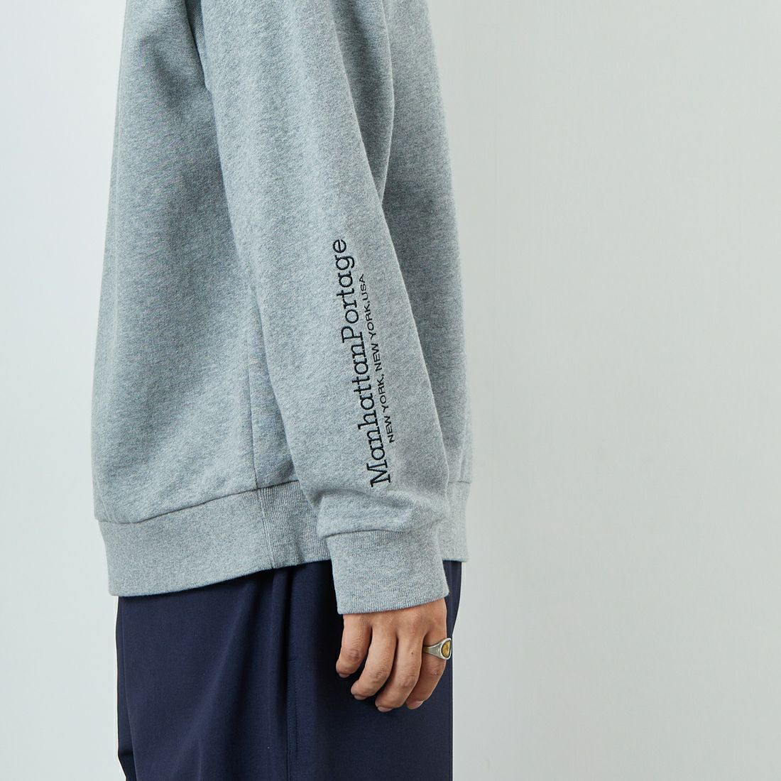 MANHATTAN PORTAGE [マンハッタンポーテージ] ロゴ刺繍スウェット [MP-M598] 04 H.GRAY &&モデル身長：179cm 着用サイズ：L&&