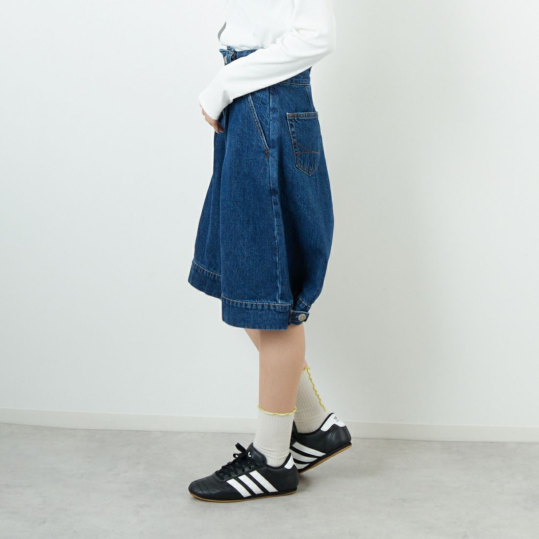 SOMETHING [サムシング] デニムハーフパンツ [SA1800] 40 MID BLU &&モデル身長：162cm 着用サイズ：XS&&