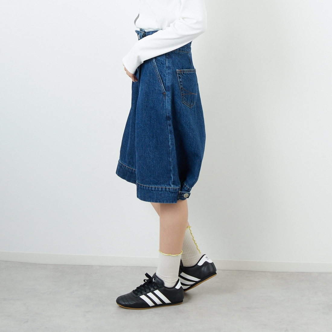 SOMETHING [サムシング] デニムハーフパンツ [SA1800] 40 MID BLU &&モデル身長：162cm 着用サイズ：XS&&