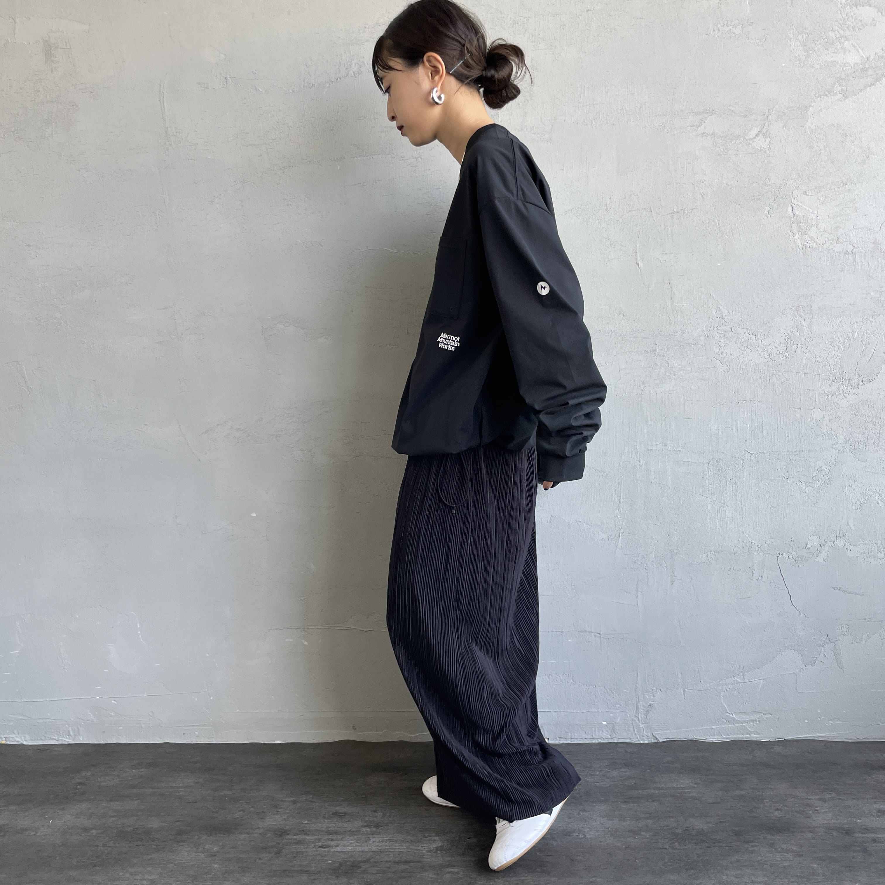 Marmot [マーモット] 別注 ドローコード付き ワンポイントロゴ ロングスリーブポケットTシャツ [MTFW25U04IN-JF] BLACK &&モデル身長：150cm 着用サイズ：S&&
