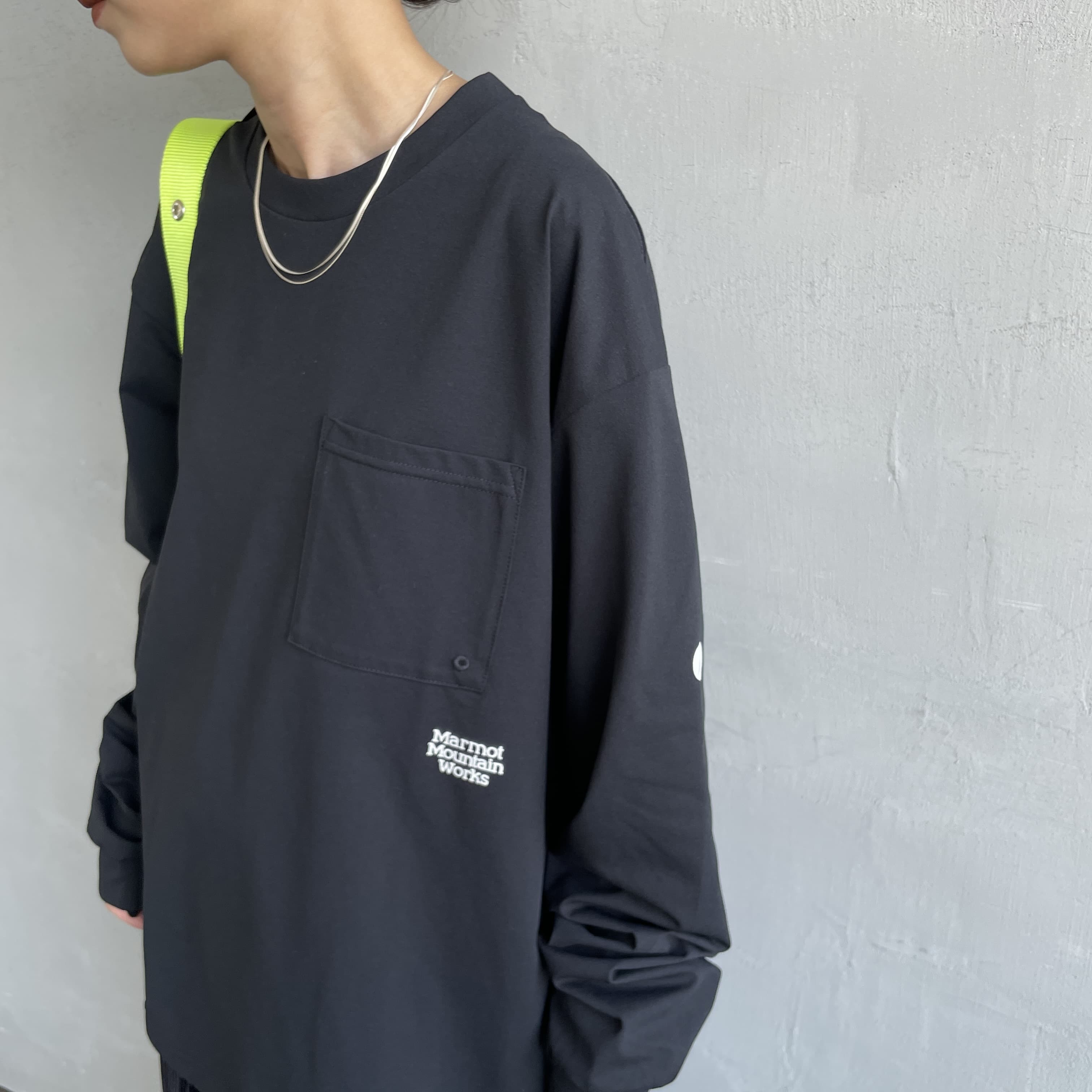 Marmot [マーモット] 別注 ドローコード付き ワンポイントロゴ ロングスリーブポケットTシャツ [MTFW25U04IN-JF] BLACK &&モデル身長：150cm 着用サイズ：S&&