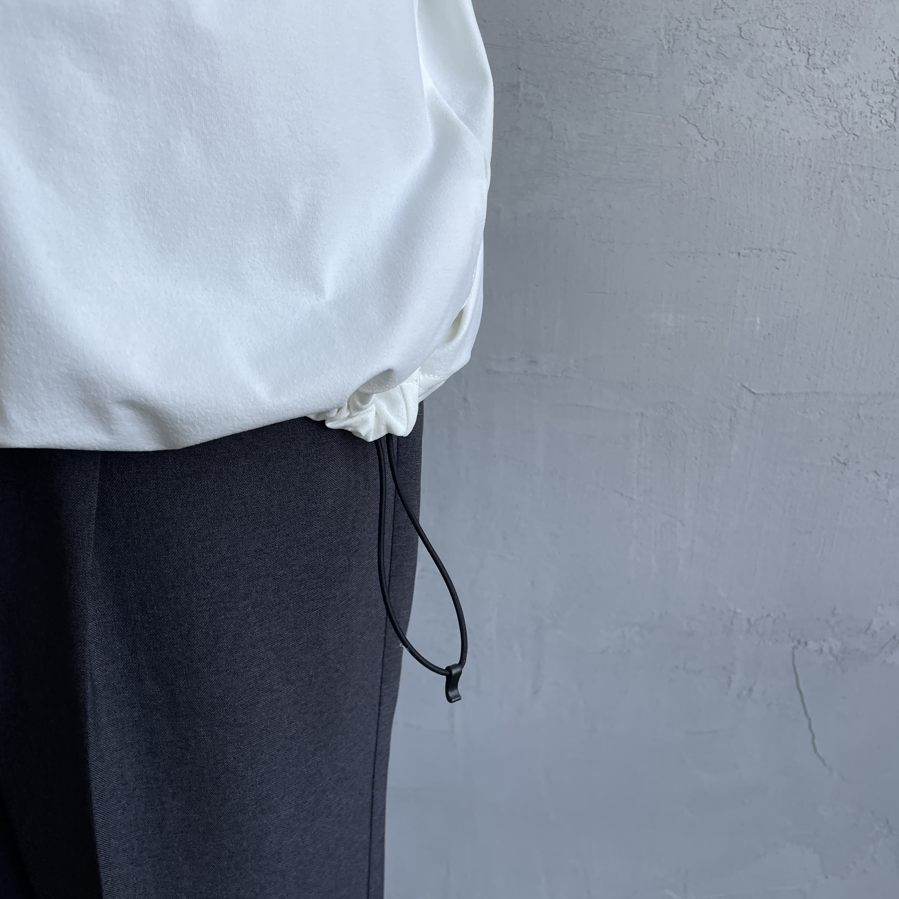 Marmot [マーモット] 別注 ドローコード付き ワンポイントロゴ ロングスリーブポケットTシャツ [MTFW25U04IN-JF] WHITE &&モデル身長：159cm 着用サイズ：S&&
