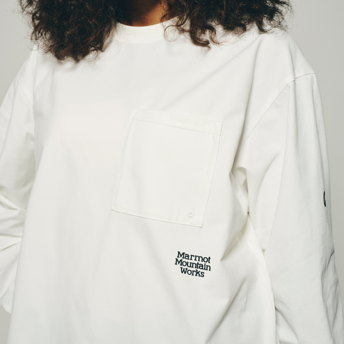 Marmot [マーモット] 別注 ドローコード付き ワンポイントロゴ ロングスリーブポケットTシャツ [MTFW25U04IN-JF] WHITE