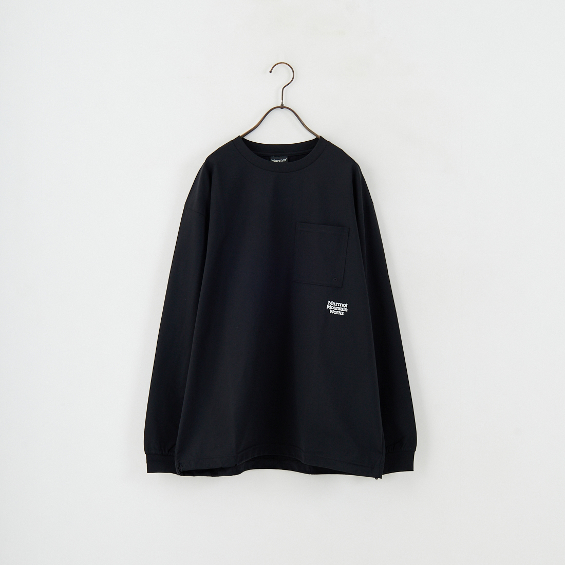 Marmot [マーモット] 別注 ドローコード付き ワンポイントロゴ ロングスリーブポケットTシャツ [MTFW25U04IN-JF] BLACK