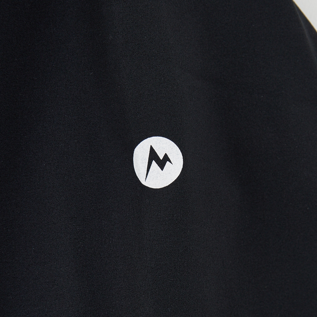 Marmot [マーモット] 別注 ドローコード付き ワンポイントロゴ ロングスリーブポケットTシャツ [MTFW25U04IN-JF] BLACK