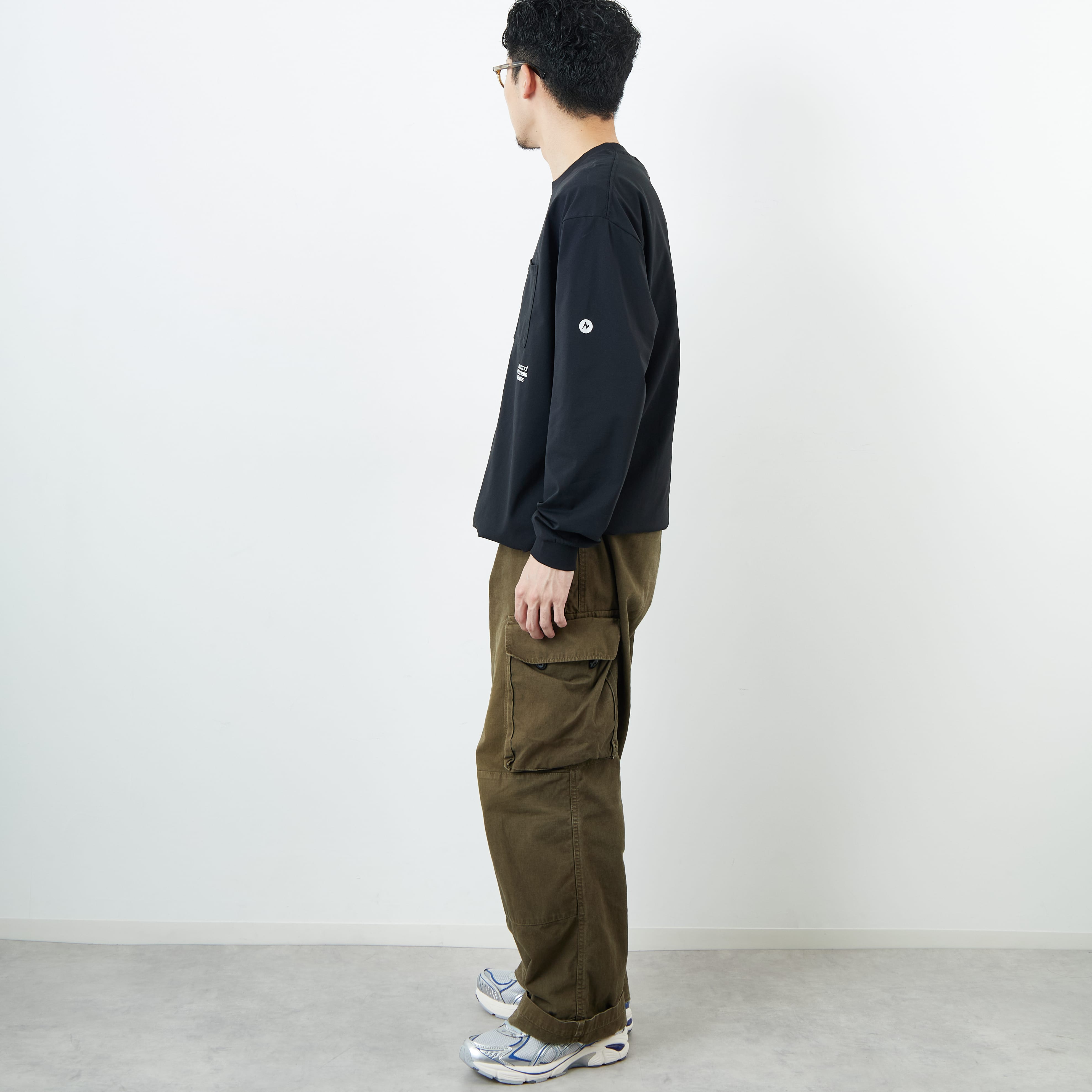 Marmot [マーモット] 別注 ドローコード付き ワンポイントロゴ ロングスリーブポケットTシャツ [MTFW25U04IN-JF] BLACK &&モデル身長：168cm 着用サイズ：M&&