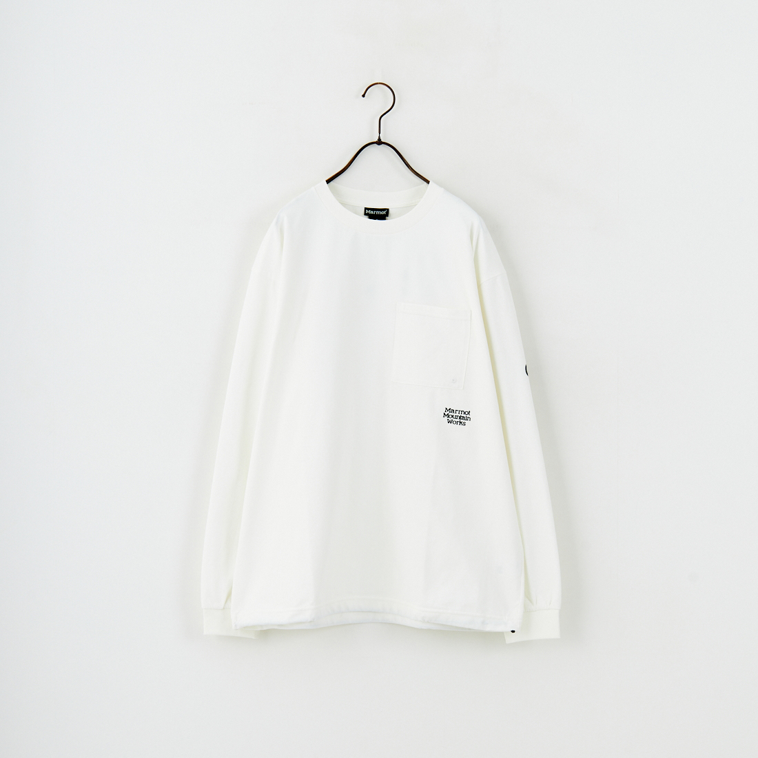 Marmot [マーモット] 別注 ドローコード付き ワンポイントロゴ ロングスリーブポケットTシャツ [MTFW25U04IN-JF] WHITE
