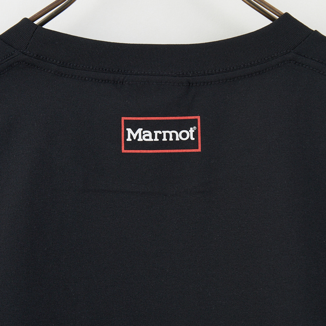 Marmot [マーモット] 別注 ドローコード付き ワンポイントロゴ ロングスリーブポケットTシャツ [MTFW25U04IN-JF] BLACK