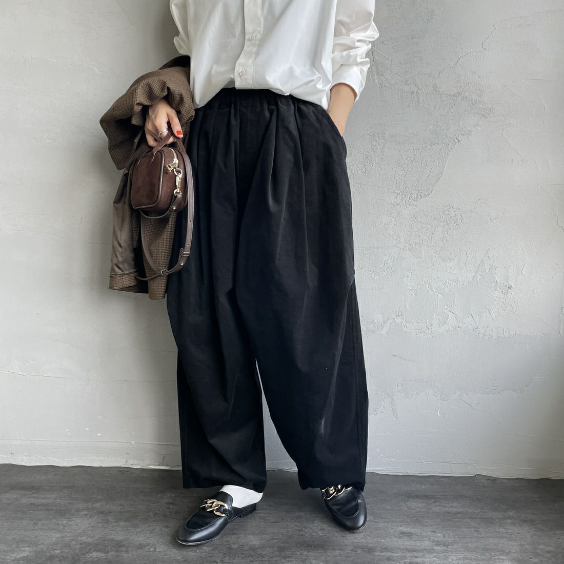 mizuiro ind [ミズイロインド] 別注 コーデュロイワイドパンツ [50053-JF] BLACK &&モデル身長：160cm 着用サイズ：F&&