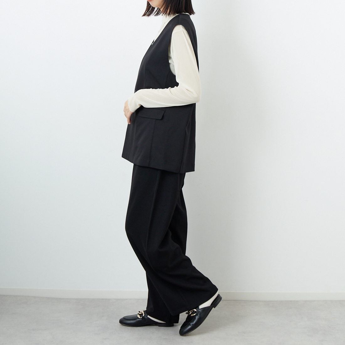 USINE [ユジーヌ] イージーケアツイルVネックベスト [21256059] 004 ﾌﾞﾗｯｸ &&モデル身長：162cm 着用サイズ：F&&