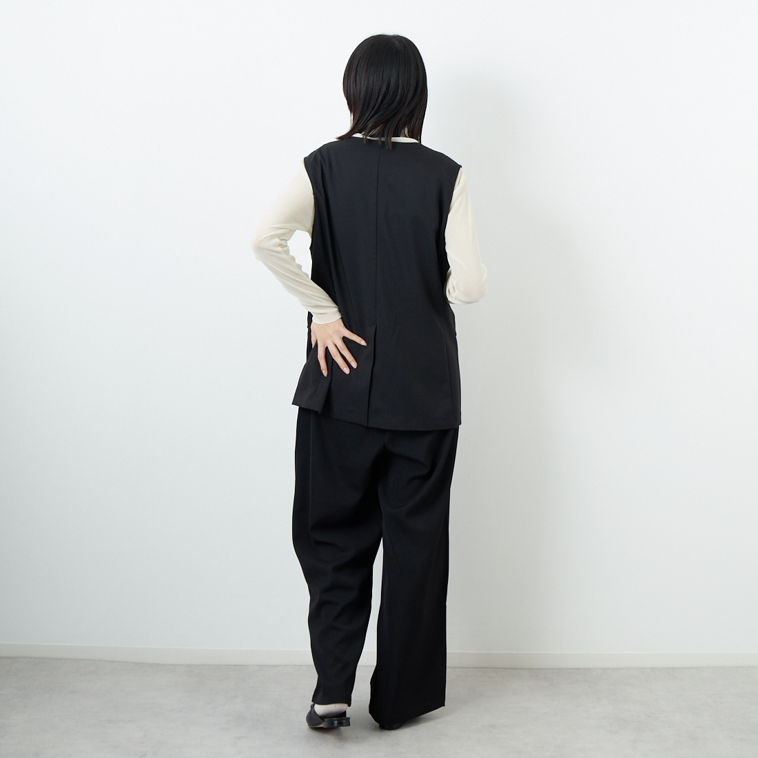 USINE [ユジーヌ] イージーケアツイルVネックベスト [21256059] 004 ﾌﾞﾗｯｸ &&モデル身長：162cm 着用サイズ：F&&