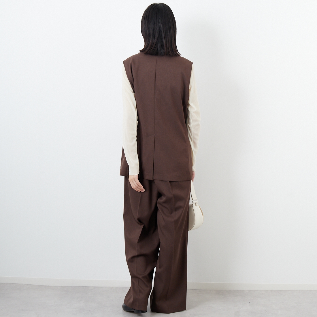 USINE [ユジーヌ] イージーケアツイルVネックベスト [21256059] 037 ﾌﾞﾗｳﾝ &&モデル身長：162cm 着用サイズ：F&&