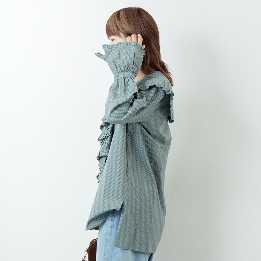 WHYTO. [ホワイト] チェックフリルブラウス [WHT25FBL4077] LTBLUE &&モデル身長：167cm 着用サイズ：36&&
