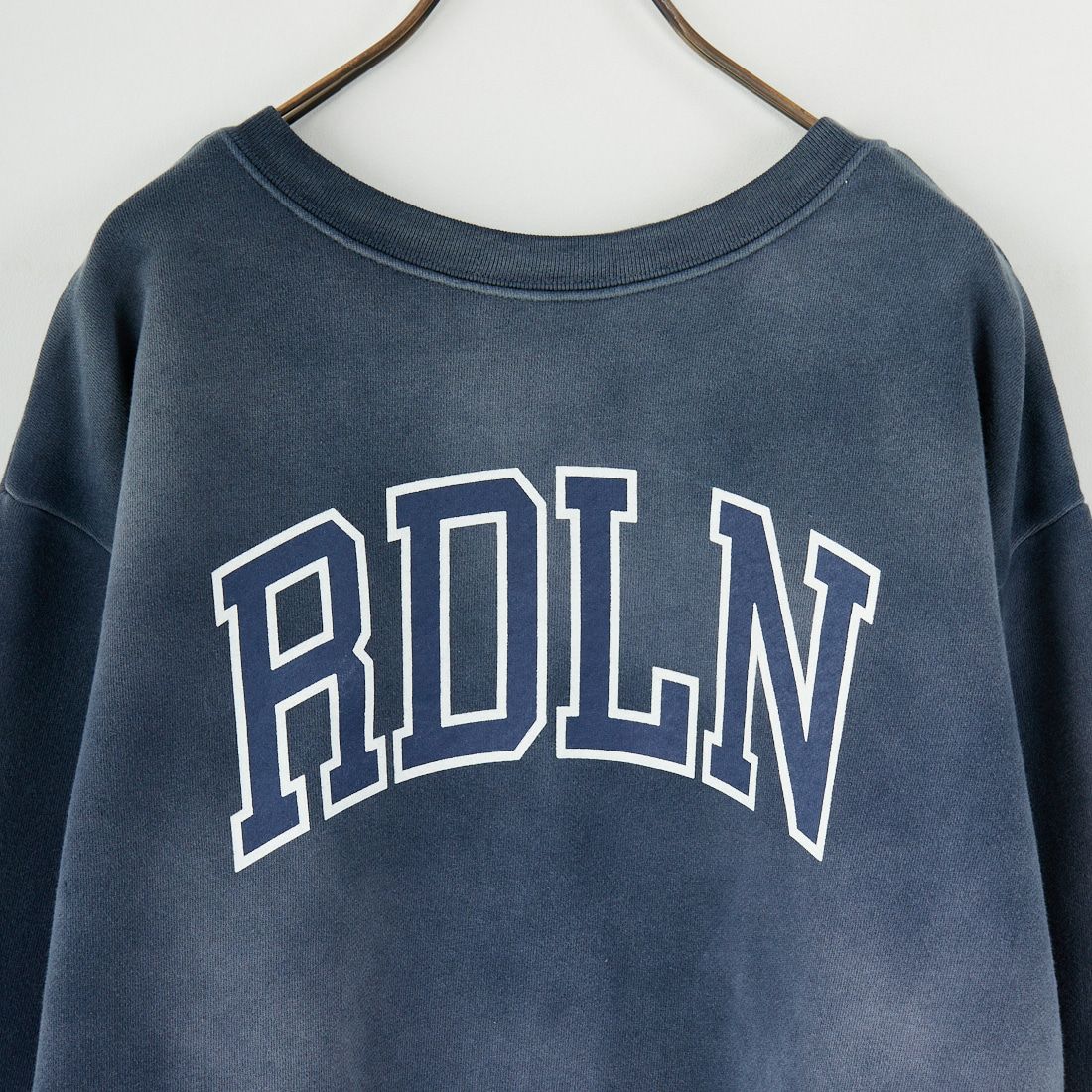 RhodolirioN [ロドリリオン] ロゴタイプクルーネックスウェット