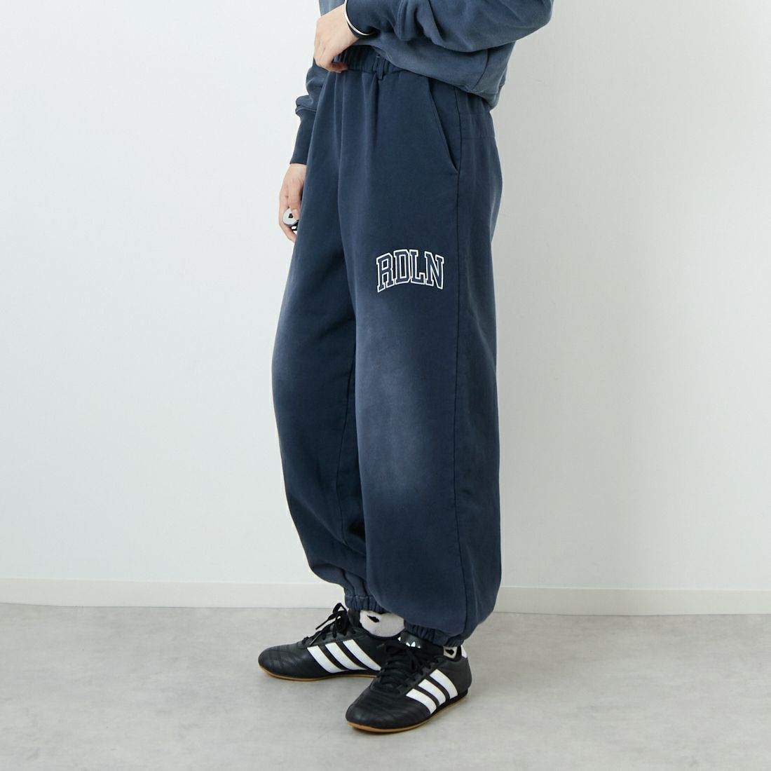 RhodolirioN [ロドリリオン] ロゴタイプバルーンパンツ [RV1070] B NAVY &&モデル身長：162cm 着用サイズ：0&&