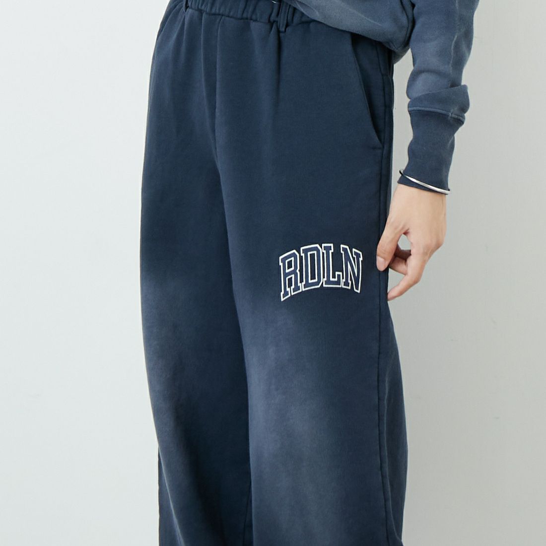RhodolirioN [ロドリリオン] ロゴタイプバルーンパンツ [RV1070] B NAVY &&モデル身長：162cm 着用サイズ：0&&