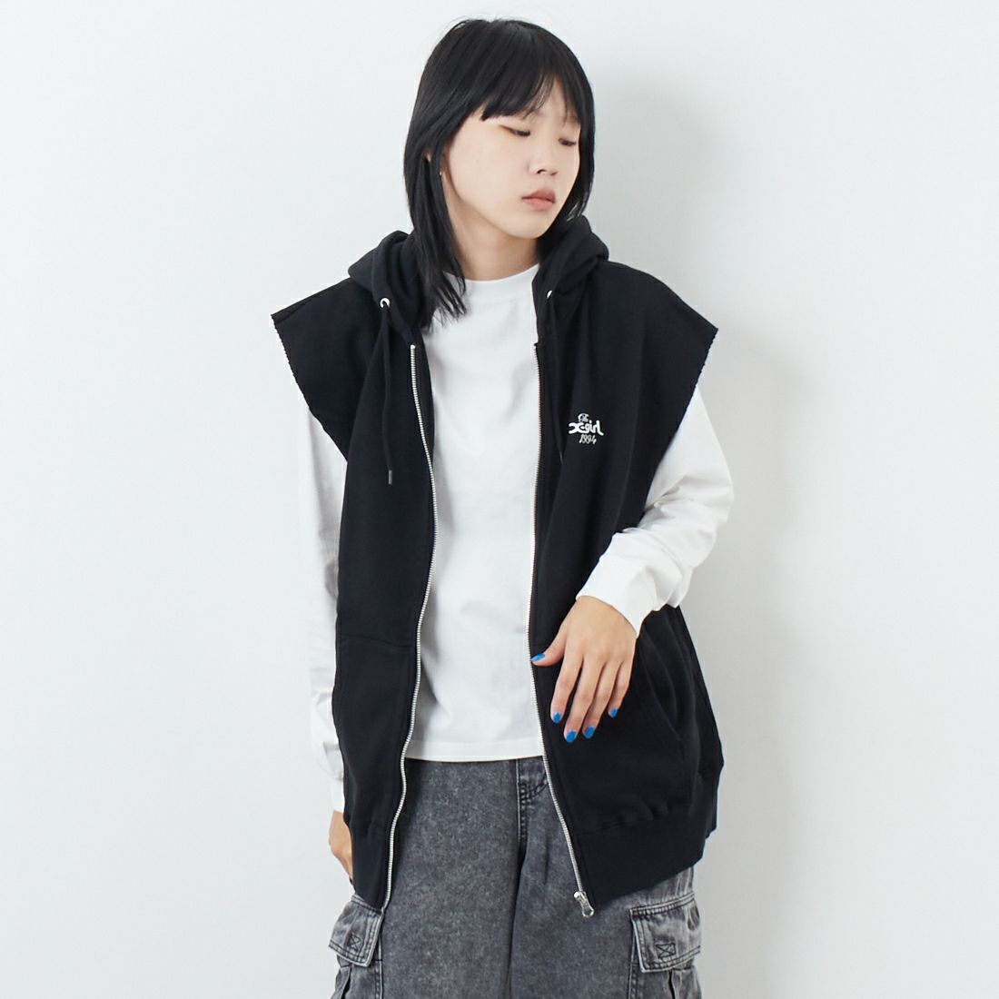 X-girl [エックスガール] ディストレス ジップアップスウェットベスト [105253021009] BLACK &&モデル身長：167cm 着用サイズ：M&&
