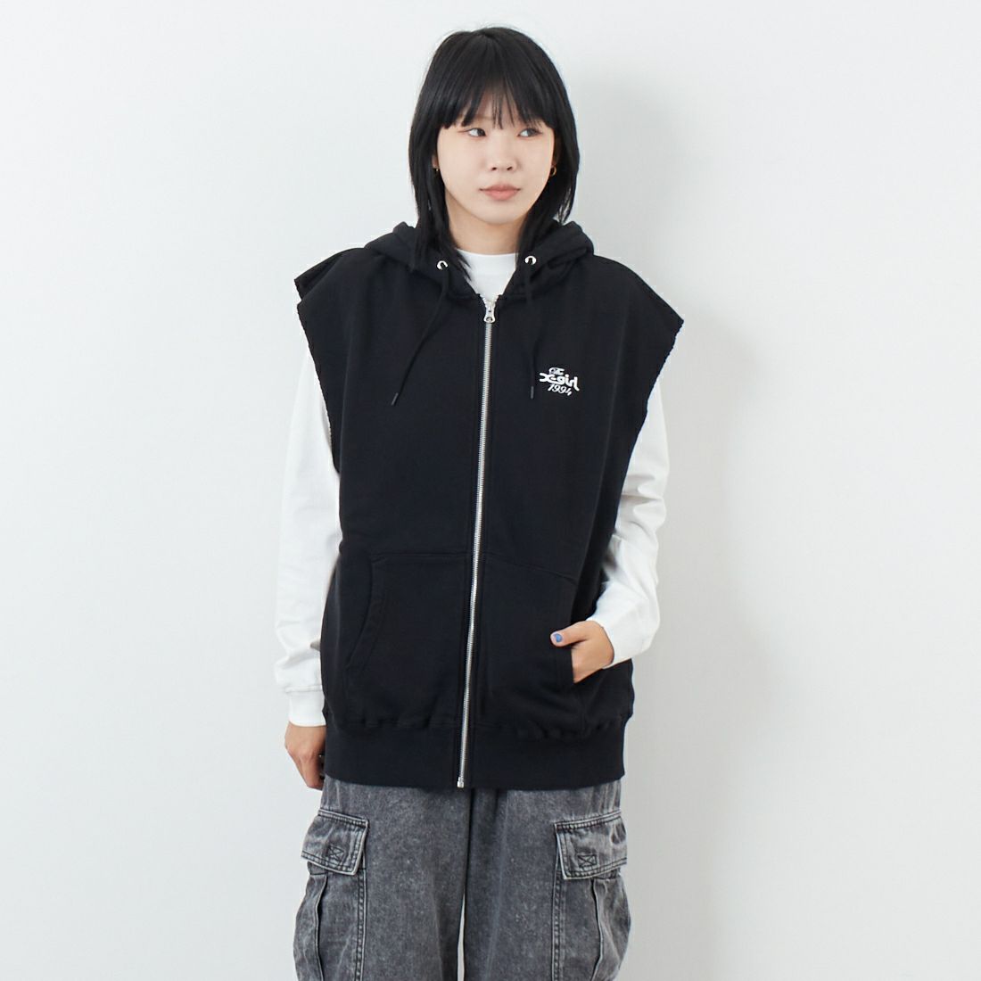 X-girl [エックスガール] ディストレス ジップアップスウェットベスト [105253021009] BLACK &&モデル身長：167cm 着用サイズ：M&&