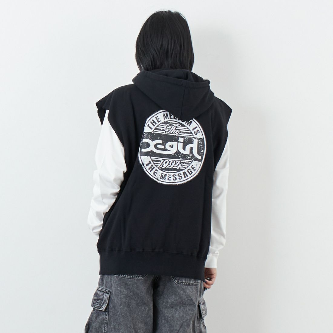 X-girl [エックスガール] ディストレス ジップアップスウェットベスト [105253021009] BLACK &&モデル身長：167cm 着用サイズ：M&&