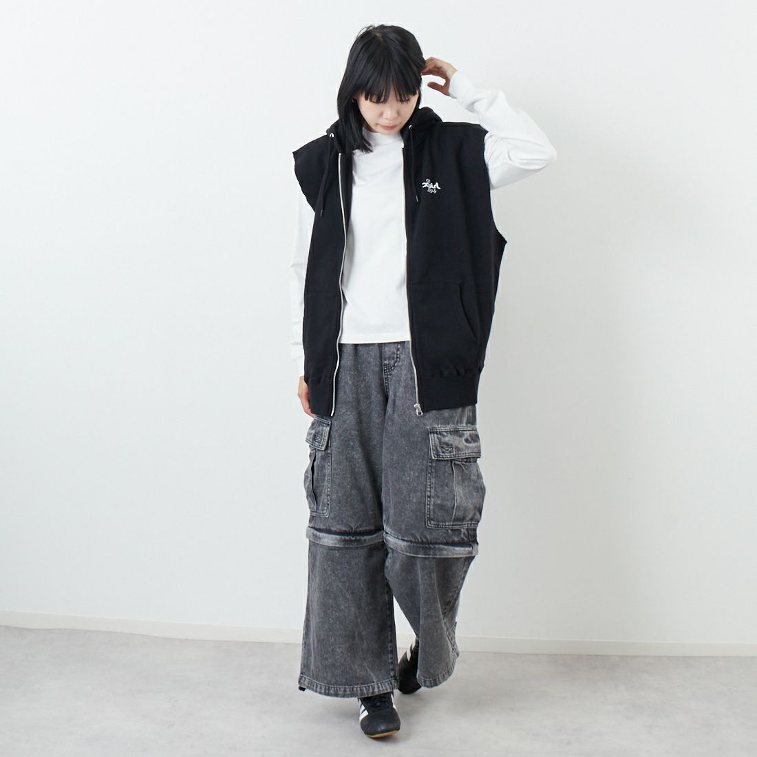 X-girl [エックスガール] ディストレス ジップアップスウェットベスト [105253021009] BLACK &&モデル身長：167cm 着用サイズ：M&&