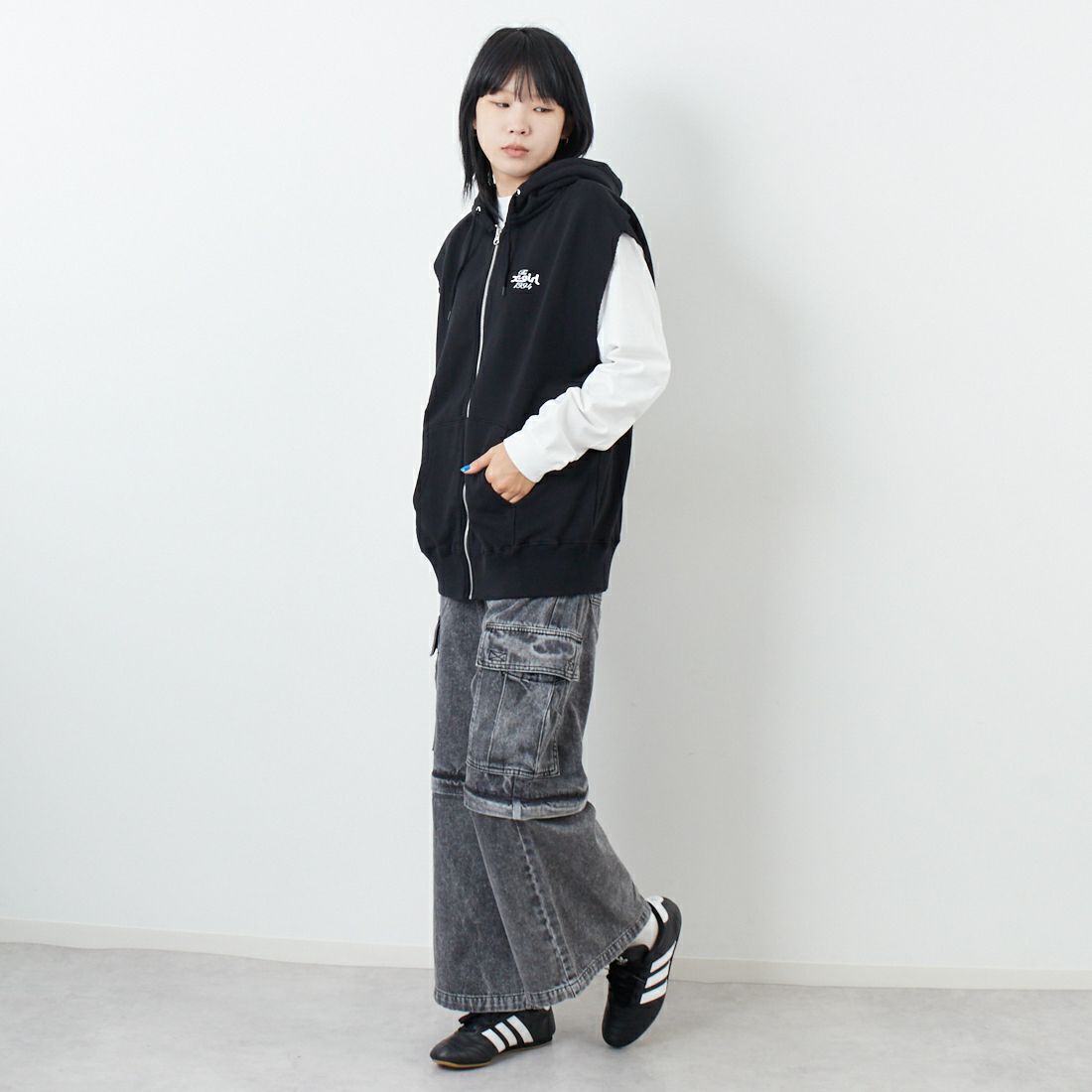 X-girl [エックスガール] ディストレス ジップアップスウェットベスト [105253021009] BLACK &&モデル身長：167cm 着用サイズ：M&&
