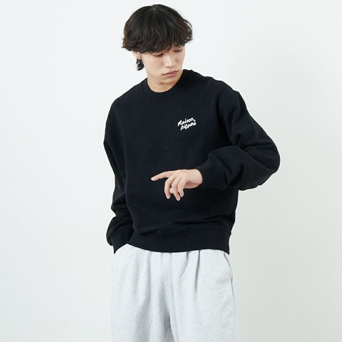 MAISON KITSUNE [メゾン キツネ] ハンドライティング コンフォートスウェット [MM00315KM0341] O197 BK/WH &&モデル身長：179cm 着用サイズ：M&&