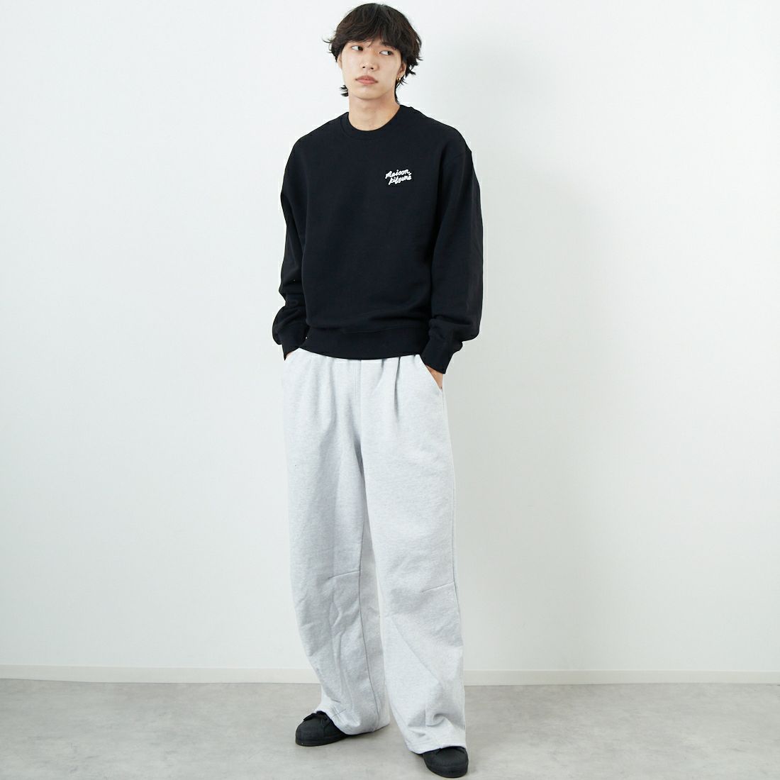 MAISON KITSUNE [メゾン キツネ] ハンドライティング コンフォートスウェット [MM00315KM0341] O197 BK/WH &&モデル身長：179cm 着用サイズ：M&&
