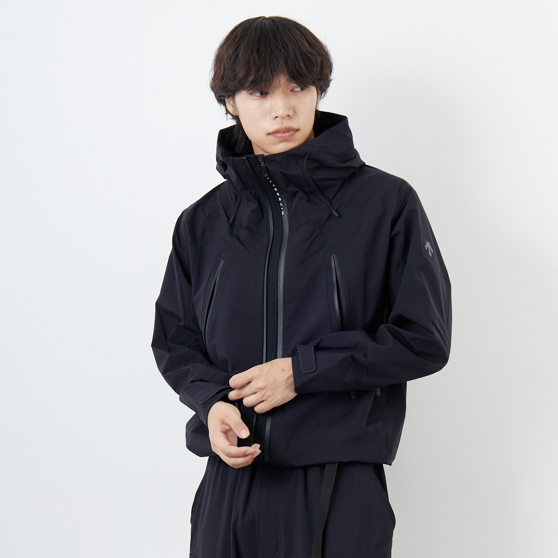 DESCENTE ALLTERRAIN [デサントオルテライン] CREAS ハードシェルジャケット [DU5FWBA2M] BK00 &&モデル身長：179cm 着用サイズ：M&&