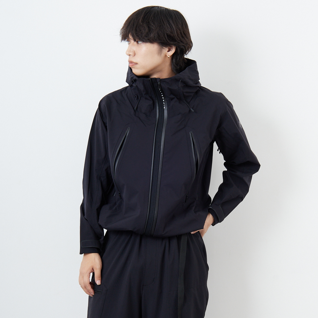 DESCENTE ALLTERRAIN [デサントオルテライン] CREAS ハードシェルジャケット [DU5FWBA2M] BK00 &&モデル身長：179cm 着用サイズ：M&&