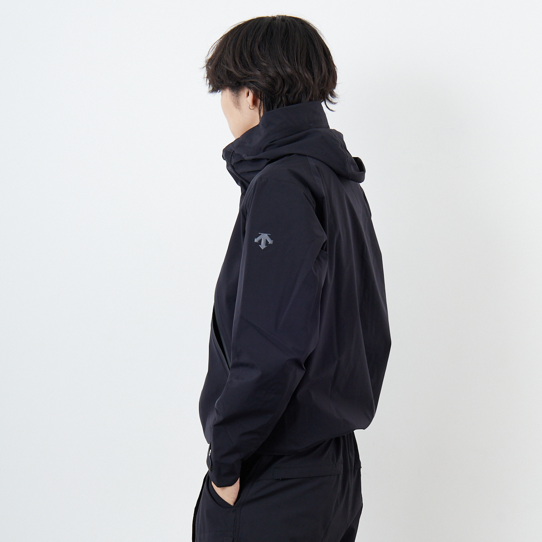 DESCENTE ALLTERRAIN [デサントオルテライン] CREAS ハードシェルジャケット [DU5FWBA2M] BK00 &&モデル身長：179cm 着用サイズ：M&&