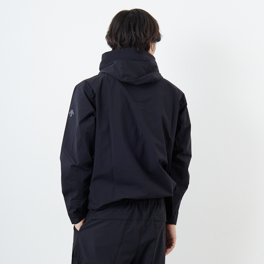 DESCENTE ALLTERRAIN [デサントオルテライン] CREAS ハードシェルジャケット [DU5FWBA2M] BK00 &&モデル身長：179cm 着用サイズ：M&&