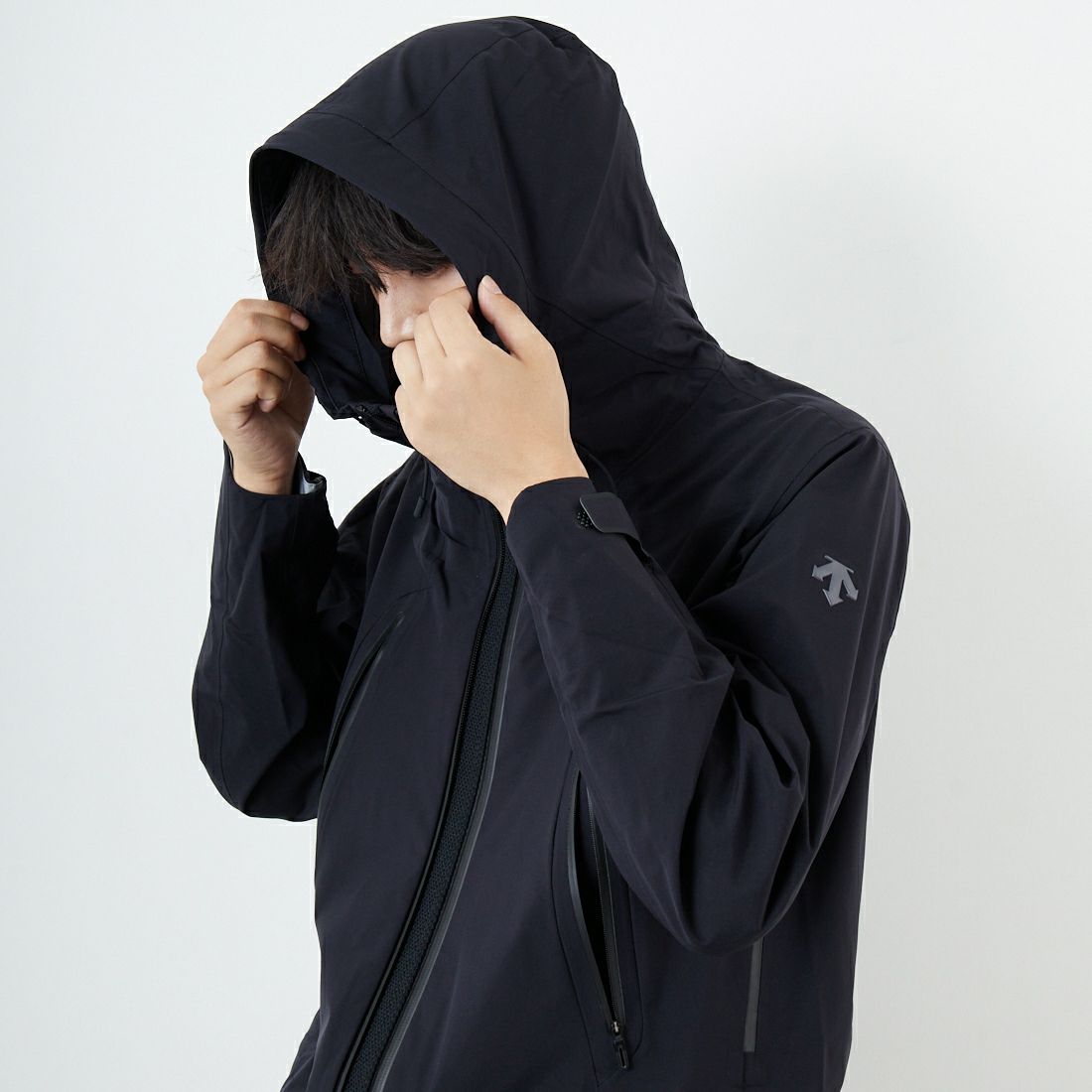 DESCENTE ALLTERRAIN [デサントオルテライン] CREAS ハードシェルジャケット [DU5FWBA2M] BK00 &&モデル身長：179cm 着用サイズ：M&&