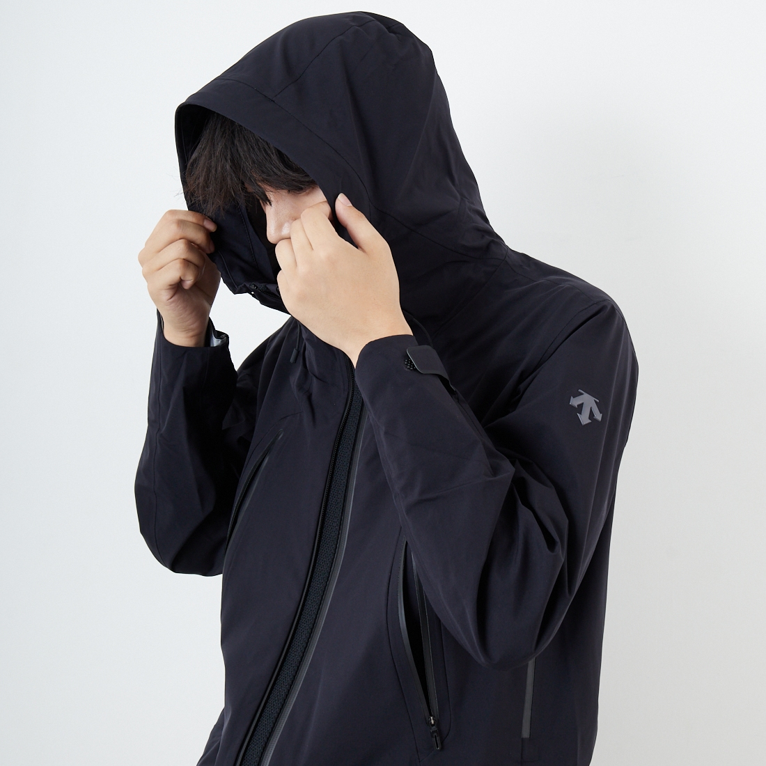 DESCENTE ALLTERRAIN [デサントオルテライン] CREAS ハードシェルジャケット [DU5FWBA2M] BK00 &&モデル身長：179cm 着用サイズ：M&&